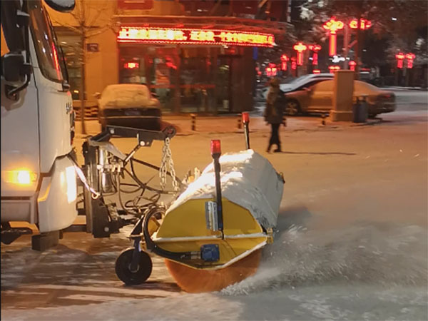3米掃雪滾刷夜間作業(yè)